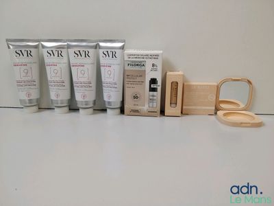 trois tubes de lotion et une boîte en bois contenant des brosses à dents