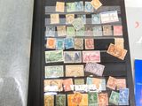 une photo d'une collection de timbres exposée dans un coffret