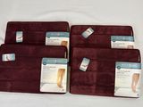 trois lots de sets de table en velours bordeaux posés sur une surface blanche