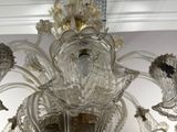 un lustre en verre suspendu au plafond d'une pièce