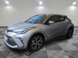 un SUV Toyota C-HR argenté garé dans un garage