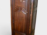 une image représentant une grande armoire en bois avec une porte sur le dessus