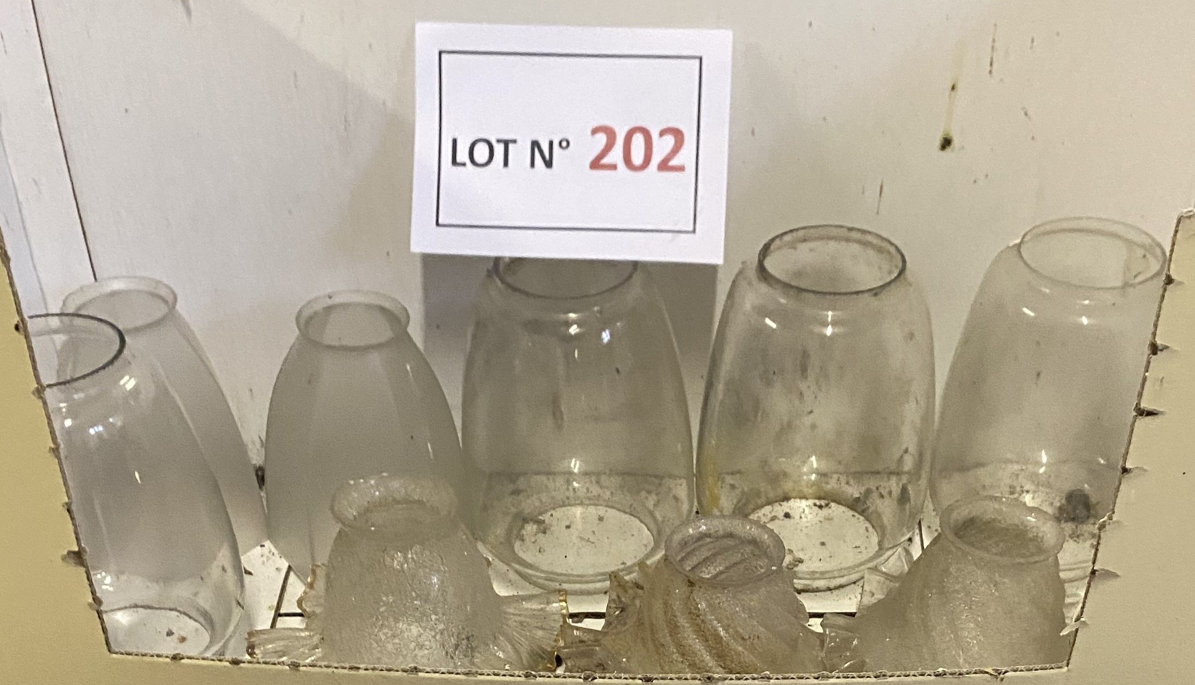 Lot grenier comprenant une suite de 9 tulipes et ou verres de lampes, de différents modèles, dt paires, de diverses t...