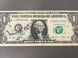 une image d'un billet d'un dollar sur lequel figure le portrait de George Washington