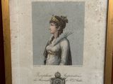 une vieille photo d'une femme portant une couronne sur la tête