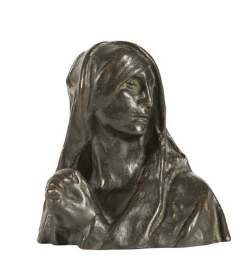 statue en bronze représentant une femme portant ses mains à son visage