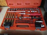 une trousse à outils posée sur une table
