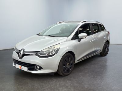 La voiture blanche est garée dans une grande pièce au sol noir