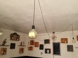 une lumière suspendue au plafond d'une pièce