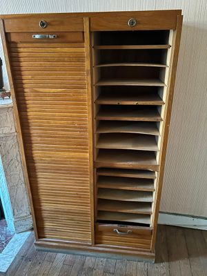 une armoire en bois comportant de nombreux tiroirs à l'intérieur
