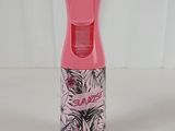 une image représentant une bouteille d'eau rose sur fond blanc