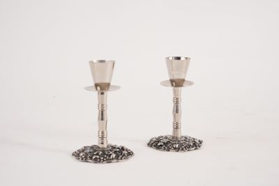paire de bougeoirs en argent ornés de cristaux sur leurs socles