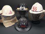 trois types différents de casques de chantier et d'équipements de protection sur fond noir