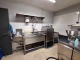 une cuisine avec un évier et une cuisinière