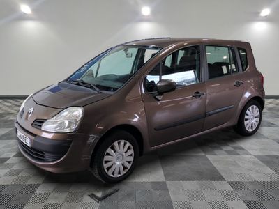 une photo d'une petite voiture marron garée dans un garage