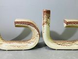 deux œuvres d'art posées sur une table