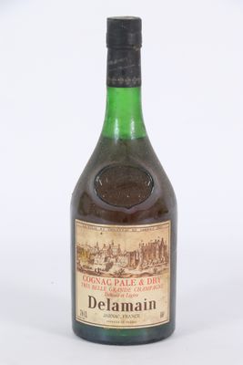 Une vieille bouteille de Delamain est posée sur une surface blanche.