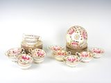plusieurs types différents d'assiettes et de tasses en porcelaine posées sur un fond blanc