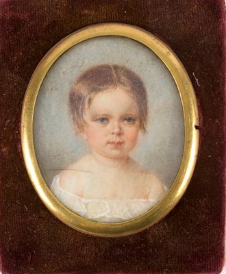 portrait d'une jeune fille en robe blanche, dans un cadre doré