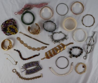 de nombreux types de bracelets et de bagues disposés sur une table