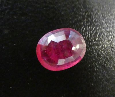 un gros plan d'un rubis rouge sur une surface noire