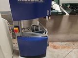 une machine posée sur le sol à côté d'un mur