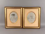 deux portraits encadrés représentant un homme et une femme coiffés de chapeaux