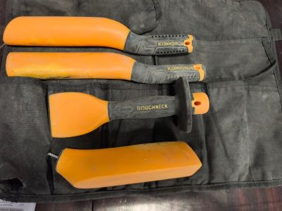 trois outils dans le sac posé sur la table