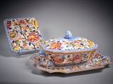 deux assiettes et un bol avec un couvercle posés sur une table