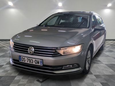 La Volkswagen Passat est garée dans une grande pièce au sol carrelé.