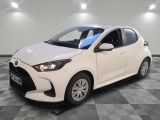 la toyota yaris blanche est garée sur un sol en damier