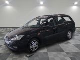 la photo d'une petite voiture noire garée dans un garage