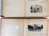 un livre ouvert, orné de nombreuses illustrations, posé sur une table