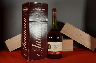 une bouteille de vin à côté d'un carton de vin
