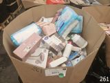 une boîte en carton remplie d'articles de toilette et de brosses à dents
