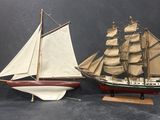 deux maquettes de bateaux exposées sur une table