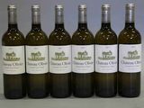 six bouteilles de vin sont alignées sur une table