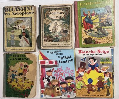 plusieurs livres pour enfants sont alignés sur une surface blanche