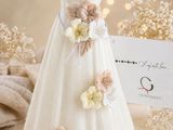 une petite figurine représentant une robe ornée de fleurs