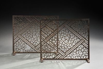 une paire de paravents anciens en fer aux motifs complexes