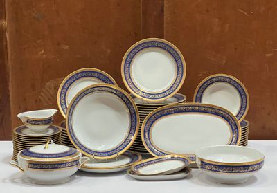 une image représentant une pile d'assiettes et de bols bleus et blancs