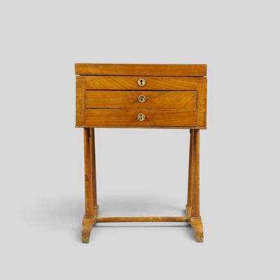une image représentant une petite table en bois sur laquelle se trouvent deux tiroirs