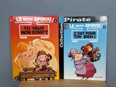 deux livres qui se trouvent côte à côte sur une étagère