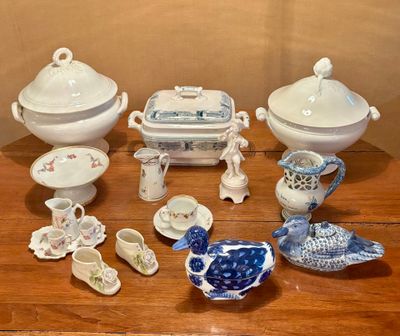 de nombreux types de plats et de bols en porcelaine sur la table