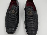 chaussons en cuir noir à motif peau de serpent et boucle dorée