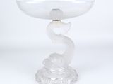 un bol en verre orné d'un poisson, posé sur un socle