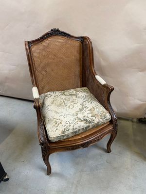 une chaise avec un coussin et une chaise avec un coussin