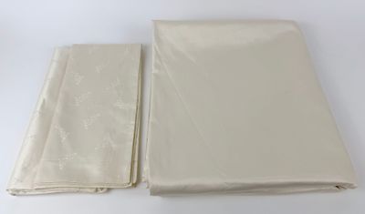 deux morceaux de tissu blanc superposés