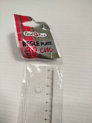 une règle en plastique posée sur une table