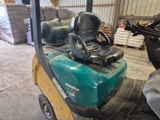 un chariot élévateur à deux places dans un entrepôt